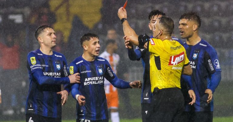 Jugador de Huachipato encaró a árbitro y amagó a pegarle un cabezazo: Revisa el momento