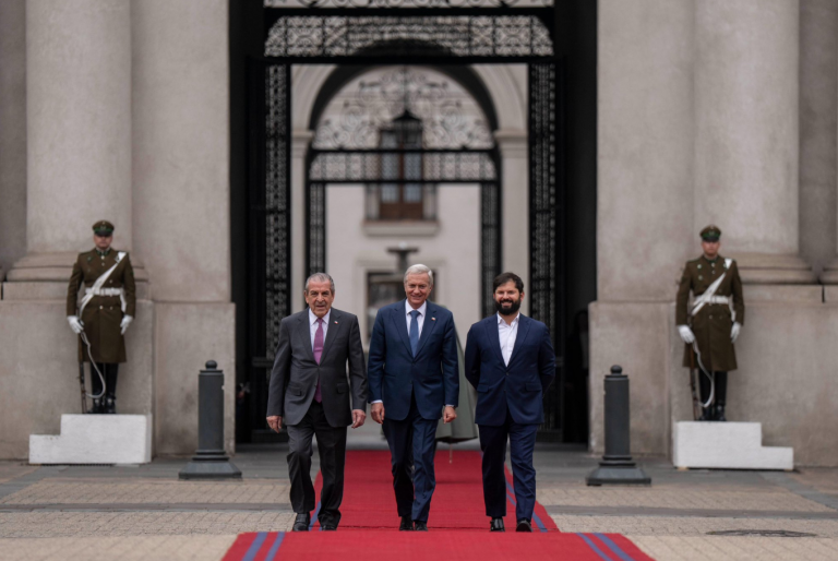 Boric apunta a Kast: 