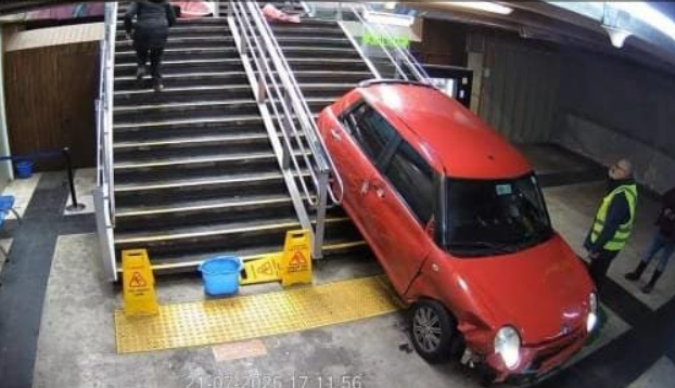 Tragedia en estación Viña del Mar: auto cae por escaleras dejando un muerto y cuatro lesionados