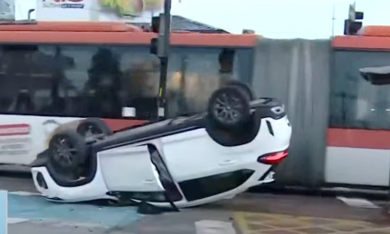 Auto termina volcado en plena vía tras grave choque en Maipú: Revisa los desvíos de tránsito
