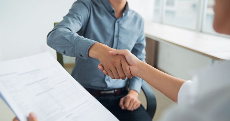 Ofrecen casi 3.700 empleos con sueldos de hasta $1,2 millones: así puedes postular
