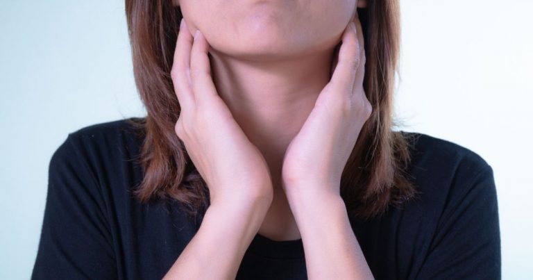 ¿Ronquera o un bulto en el cuello? Las señales que podrían alertar sobre un cáncer de cabeza y cuello