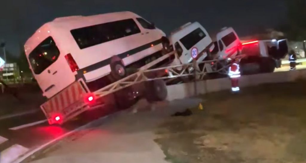 Tránsito suspendido en Cerrillos: camión quedó atascado en barrera de contención