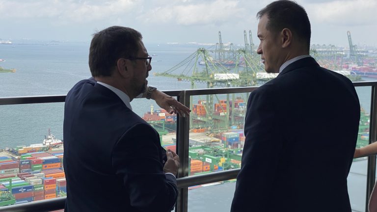 Canciller Pérez Mackenna visita puerto de Singapur y destaca avances en seguridad y eficiencia portuaria