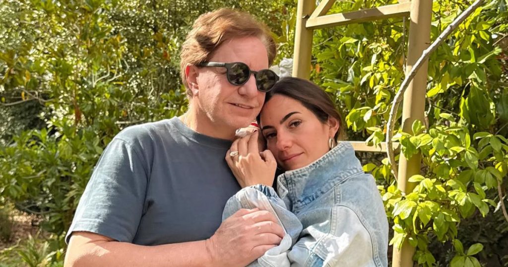 Rosario Bravo respondió a las críticas por romántico video con su esposo: “Les arde”