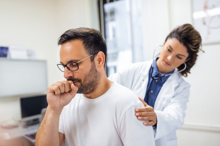 Peak de virus respiratorios en Chile: consultas de urgencia llegan al 37,4% e Influenza A lidera contagios