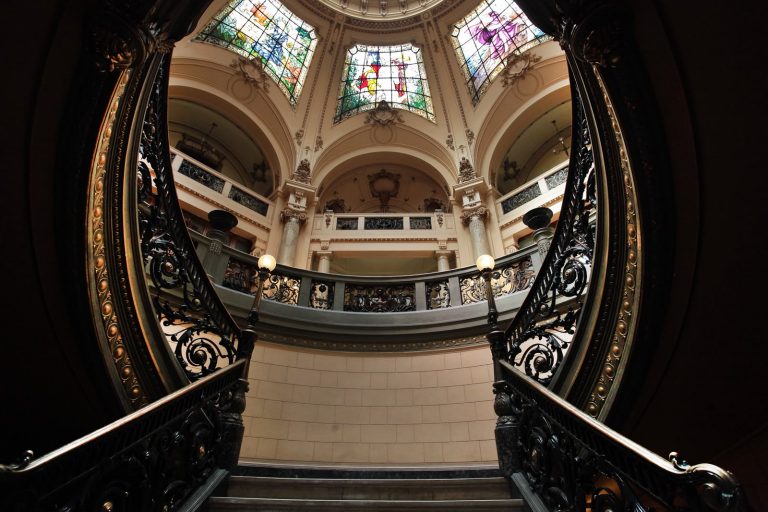 Recorridos gratuitos: así puedes visitar el Palacio del Gobierno de Santiago y la Bolsa de Comercio