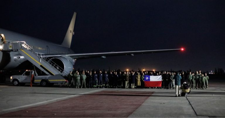Regresan a Chile los 45 rescatistas de Bomberos que participaron el labores tras terremotos en Venezuela