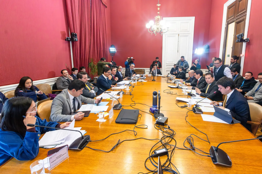 Proyecto endurece sanciones por lanzar objetos a las cárceles: arriesgan hasta 3 años de prisión