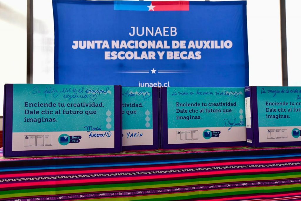 Junaeb inicia la entrega de más de 96 mil computadores: revisa quiénes recibirán la Beca TIC 2026