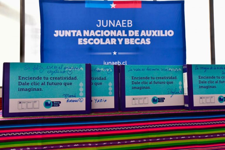 Junaeb inicia la entrega de más de 96 mil computadores: revisa quiénes recibirán la Beca TIC 2026