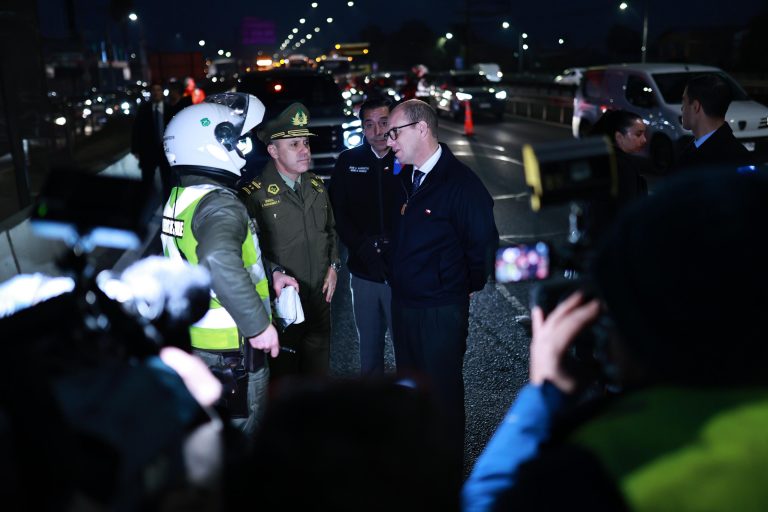 Gobierno intensifica controles: retiran vehículos sin patente en operativo de Carabineros