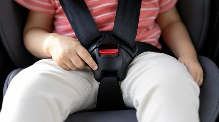 Robo de vehículos con niños a bordo: cómo actuar al momento de usar sillas infantiles