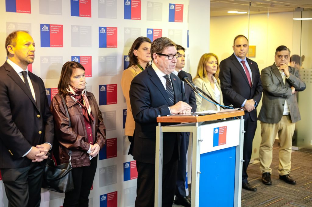 Ministro Mas reúne a destacados economistas para impulsar nuevas medidas por el empleo en Chile