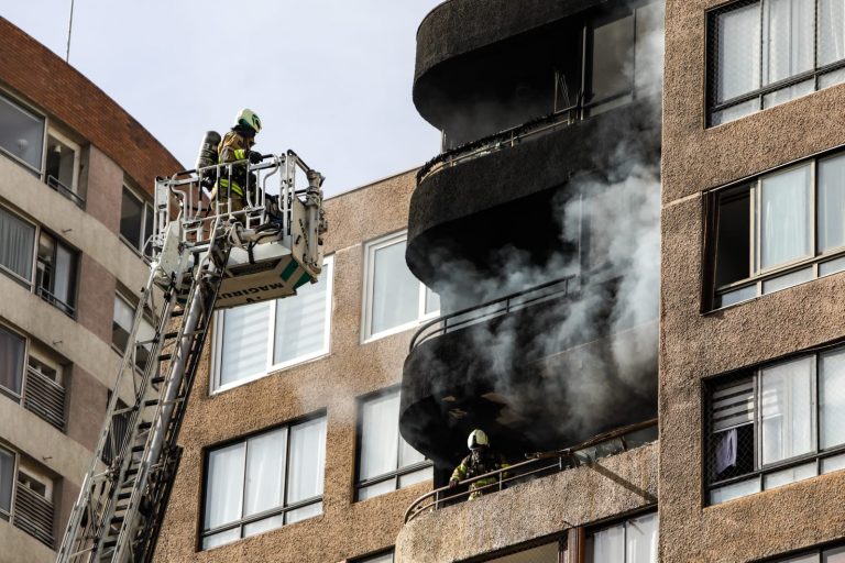 VIDEO | Incendio en edificio moviliza a Bomberos y genera cortes de tránsito en Santiago