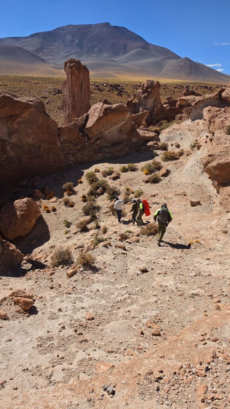 Carabineros rescata con vida a mujer extraviada en la alta cordillera de San Pedro de Atacama