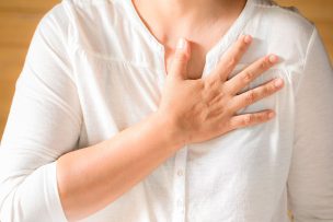 ¿Sientes los latidos de tu corazón? Cardiólogo explica cuándo es normal y cuándo preocuparse