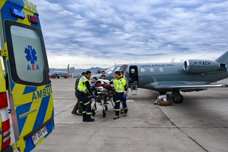 Fuerza Aérea realiza evacuación de paciente embarazada de alto riesgo desde Copiapó a Santiago