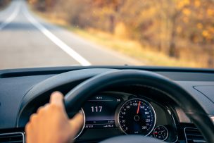 ¿Qué arriesga Naya Fácil? Experta explica las sanciones por conducir a 211 km/h