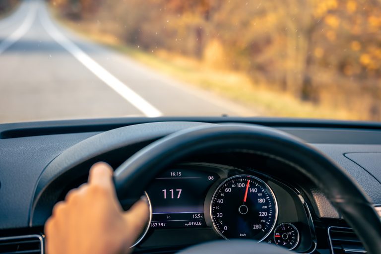 ¿Qué arriesga Naya Fácil? Experta explica las sanciones por conducir a 211 km/h