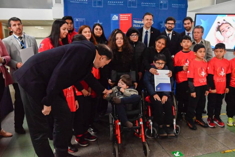 Minvu entrega 37 subsidios DS49 a familias de la Fundación Deportistas por un Sueño