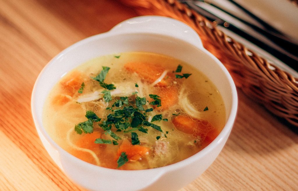 ¿Mito o alivio real? Especialista analiza los beneficios de la sopa de pollo en cuadros respiratorios