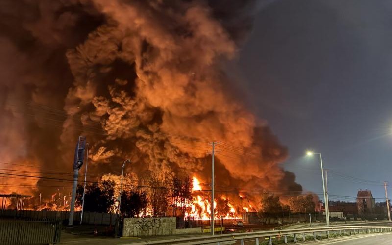 Dirección del Trabajo mantiene suspensión de faenas tras incendio en Quilicura
