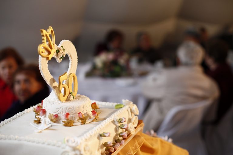 ¿Cumples 50 años de matrimonio? Conoce los requisitos para solicitar el Bono Bodas de Oro