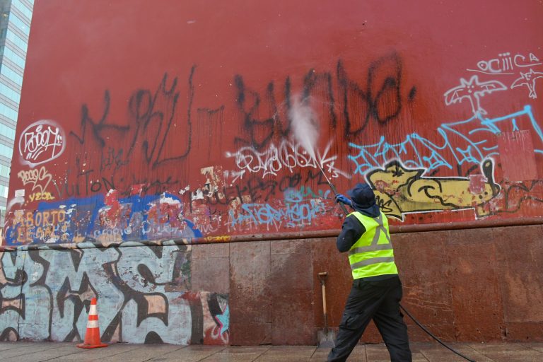 Tras detención de grafiteros del aeropuerto: Diputados RN respaldan registro de vándalos y piden endurecer las penas por rayados