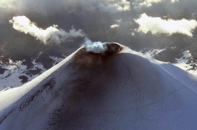 Volcán Villarrica registra cambio en su actividad superficial: mantiene alerta técnica Verde