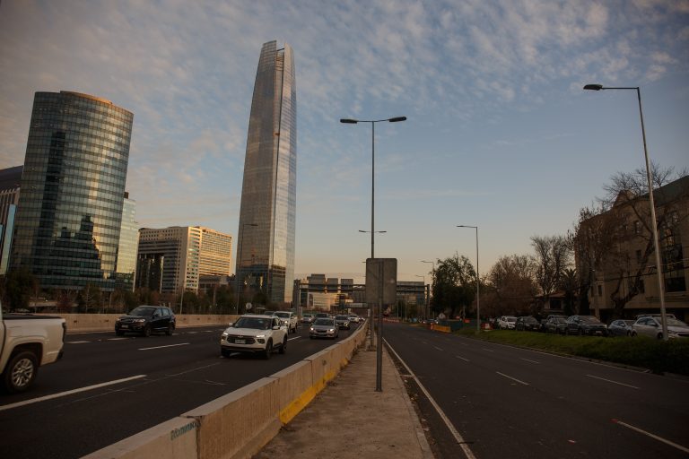 Atención conductores: accidente provoca restricción de pista en Costanera Norte