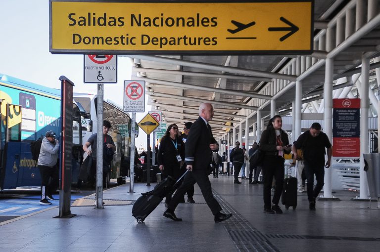 Reconocida aerolínea lanza promoción con pasajes desde $10.000: revisa las rutas disponibles