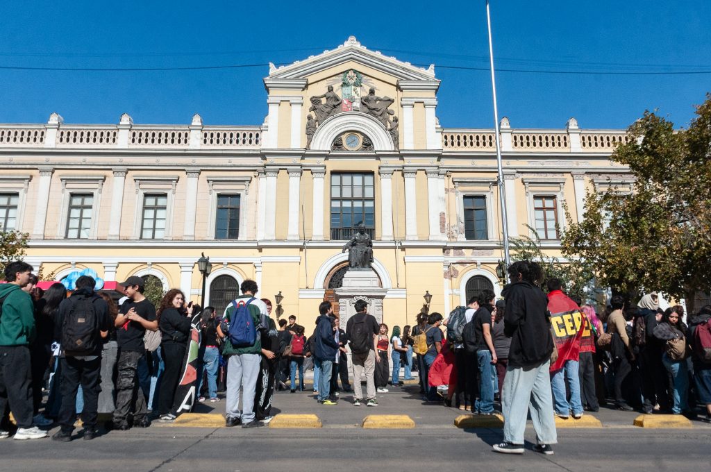 Universidad de Chile es la institución académica más valorada por la ciudadanía, según medición