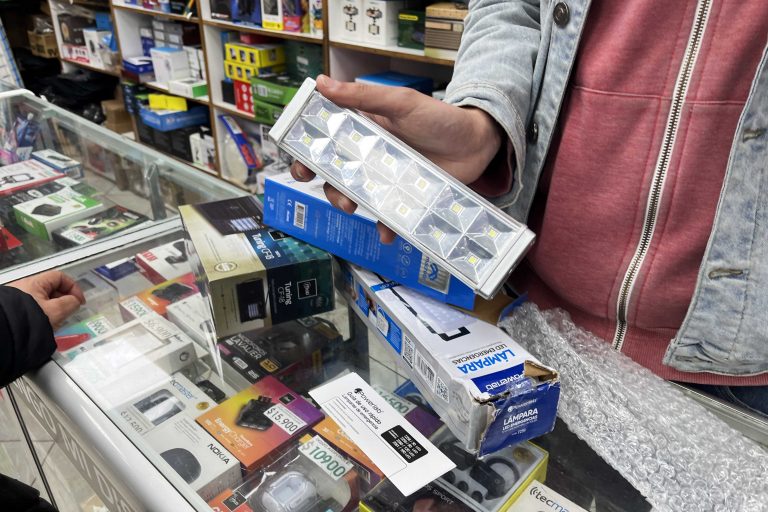 Ipsos: Agua, alimentos y linternas lideran prioridades de compra de los chilenos ante llegada de sistemas frontales 