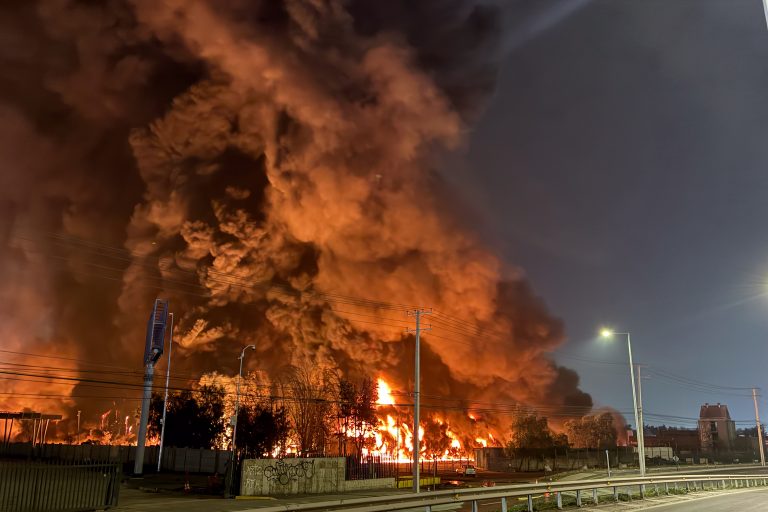 Tránsito permanecerá suspendido en Ruta 5 por gigantesco incendio en empresa química de Quilicura