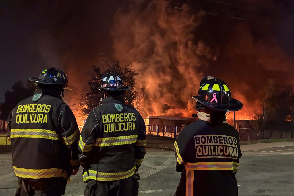 Incendio químico en Quilicura: Anuncian sumario sanitario y multa a empresa por la emergencia