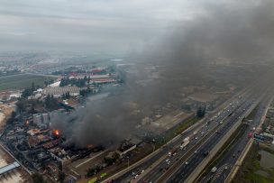 Incendio en Quilicura: experto advierte riesgos por humo y sustancias químicas