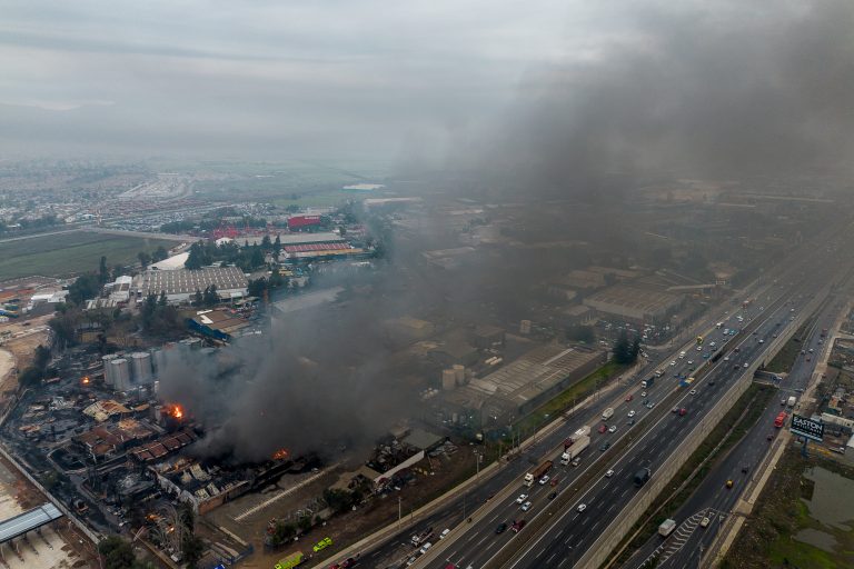 Incendio en Quilicura: experto advierte riesgos por humo y sustancias químicas