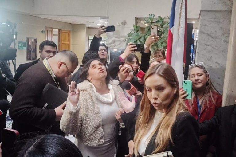 Senado envía a Comisión de Ética polémico cruce entre Camila Flores y Fabiola Campillai