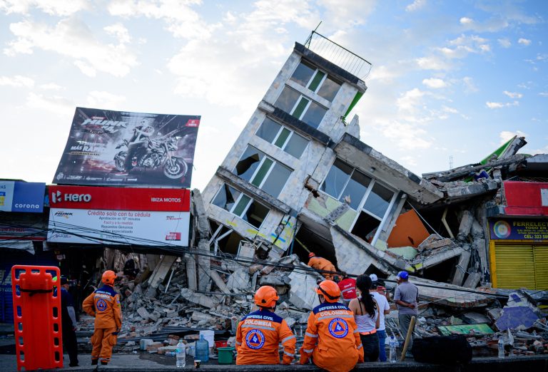 Colombia decreta tres días de duelo nacional tras terremoto que deja cientos de muertos