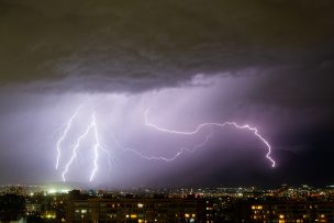 ¡A prepararse! Santiago y otras seis regiones podrían registrar tormentas eléctricas durante este viernes