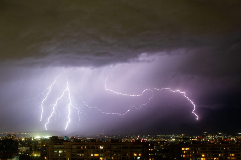 ¡A prepararse! Santiago y otras seis regiones podrían registrar tormentas eléctricas durante este viernes