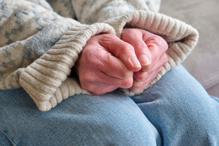 “Pasar agosto” en adultos mayores: Expertos explican los riesgos del invierno y cómo prevenirlos