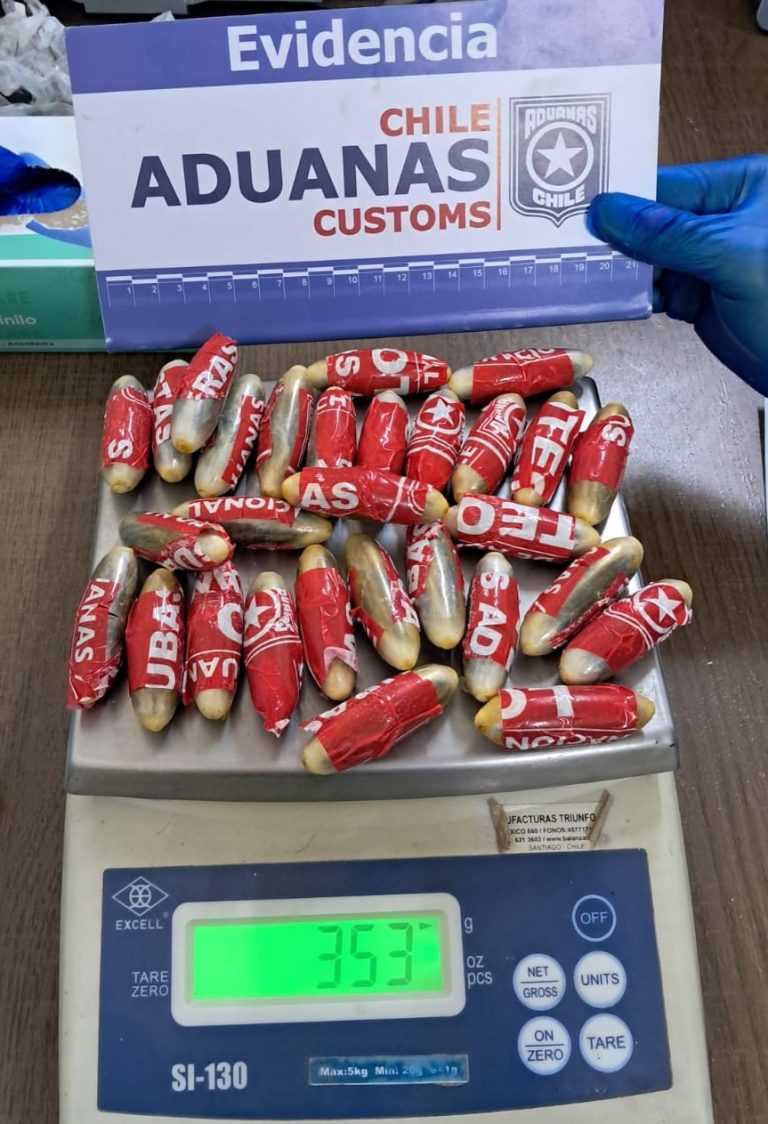 Aduana intercepta a viajeros que transportaban 1,3 kilos de pasta base y cocaína en ovoides