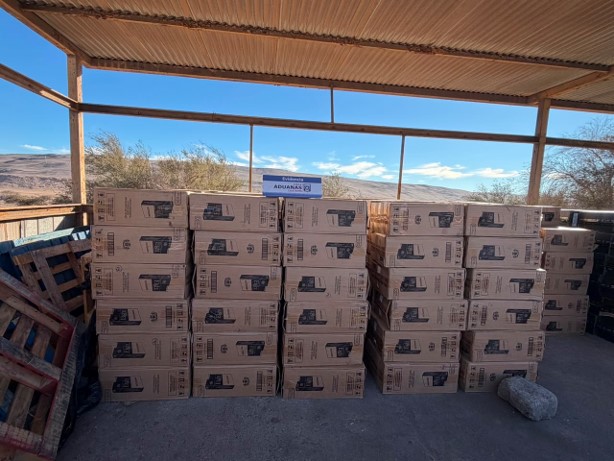Aduanas descubre doble fondo en camión y decomisa más de 27 mil cajetillas de cigarrillos
