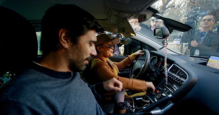Joaquín Lavín León salió de Capitán Yáber y fue recibido por Cathy Barriga tras cambio de medida cautelar