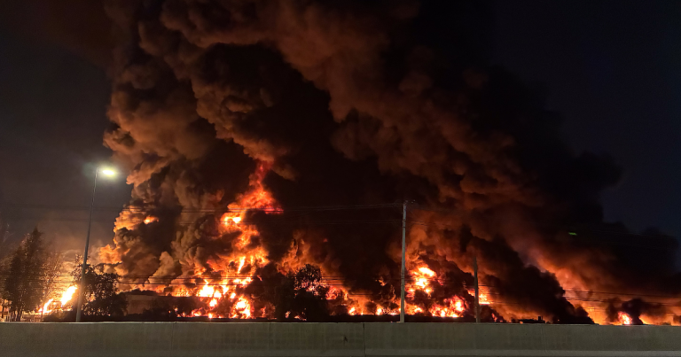 Explosiones e incendio químico en Quilicura: llamas afectan planta ubicada junto a Ruta 5 Norte