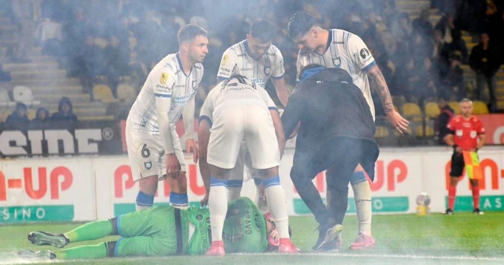 Bomba de estruendo cerca del arquero de Huachipato obliga a suspender partido contra Coquimbo Unido
