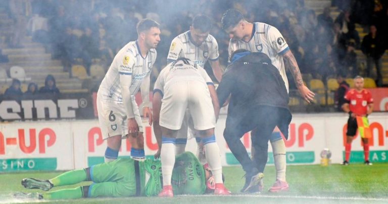 Bomba de estruendo cerca del arquero de Huachipato obliga a suspender partido contra Coquimbo Unido