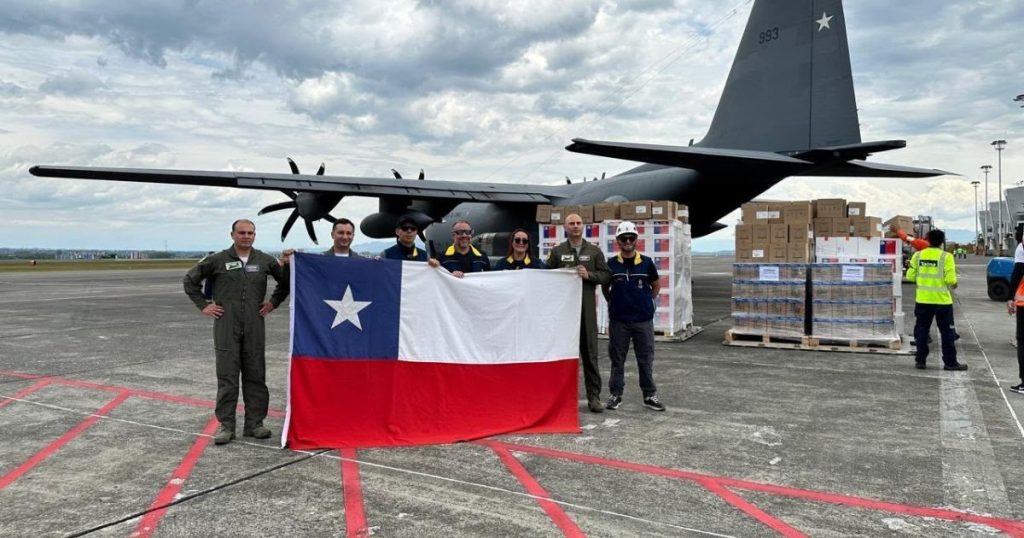 Avión de Fuerza Aérea Chilena aterriza en Colombia con ayuda humanitaria tras terremoto 7,4
